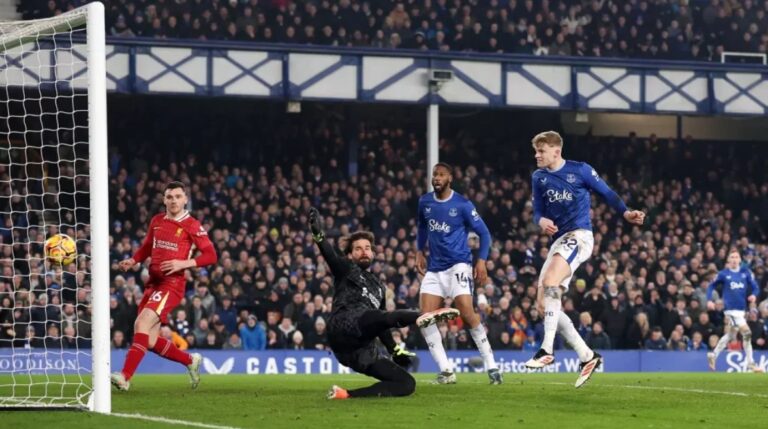 أحداث ديربي الميرسيسايد قادمة: إليك توقيت مباراة ليفربول ضد إيفرتون والقنوات التي ستبثها