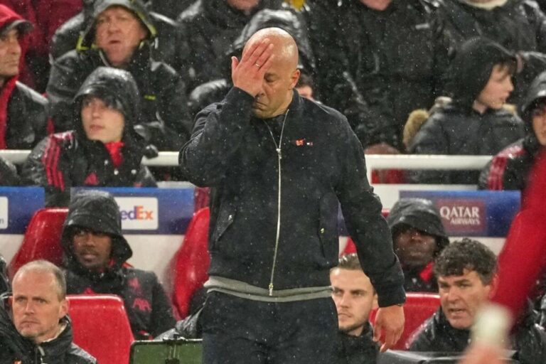 سلوت يشير إلى أن حالة إيكيتيكي الصحية مقلقة