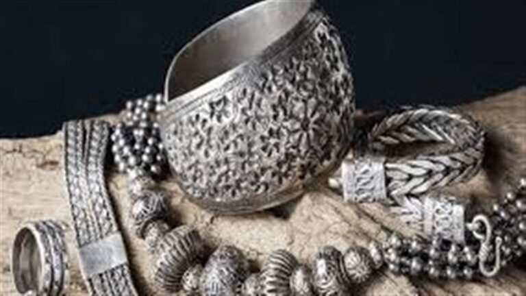 الفضة تسجل ارتفاعاً أسبوعياً بنسبة 6.6% عالمياً مع استقرار في السوق المحلية