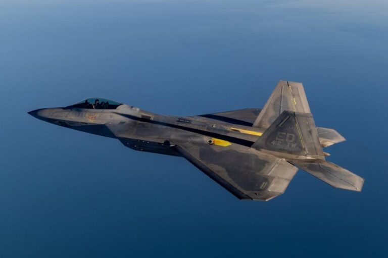 F-22 تواصل هيمنتها في سماء المعارك الجوية بلا منازع
