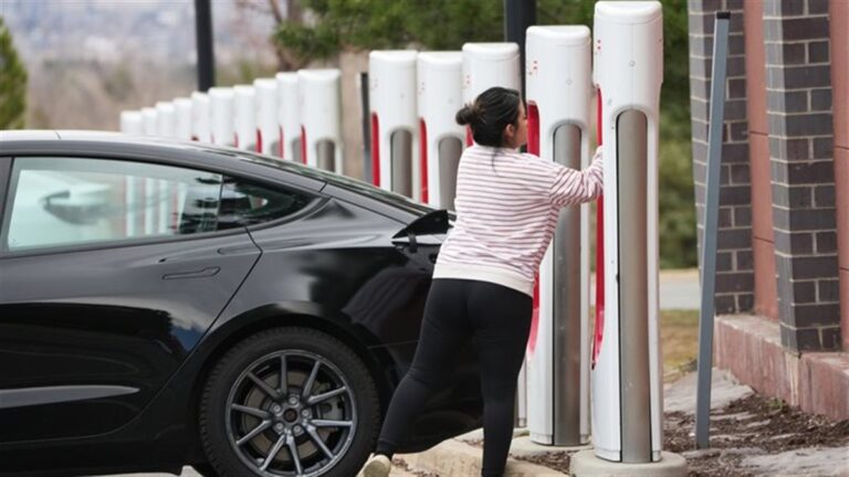 انتعاش كبير في مبيعات السيارات الكهربائية في أوروبا بفضل ارتفاع أسعار البنزين