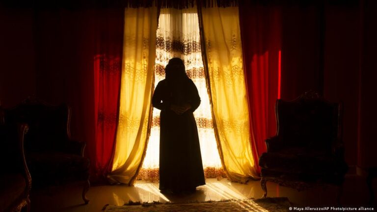 صرخة مدوية من “سيدة الإسكندرية” تضع القوانين تحت المجهر