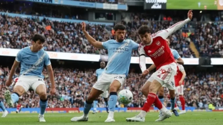 مواجهة الأبطال: لقاءات آرسنال مع مانشستر سيتي في سباق الدوري الإنجليزي