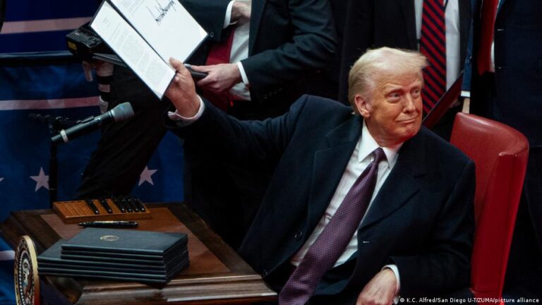 تقرير مثير: ترامب يضمن لمساعديه “العفو” قبيل مغادرته البيت الأبيض