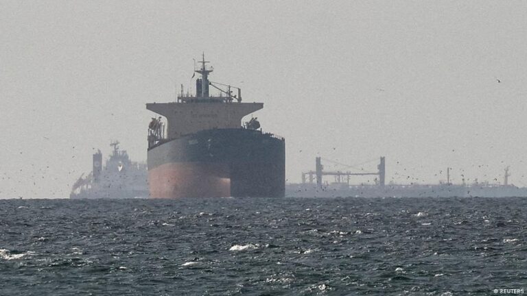 إيران تلوح بتهديدات جديدة.. من يتأثر حقًا من عقوبات ترامب على مضيق هرمز؟