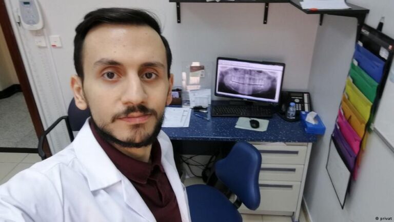 طبيب سوري يواجه خطر الترحيل رغم نجاحه في الاندماج