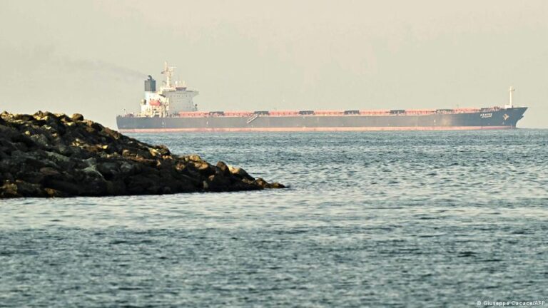 رسوم عبور هرمز من منظور القانون الدولي وأثرها على إيران