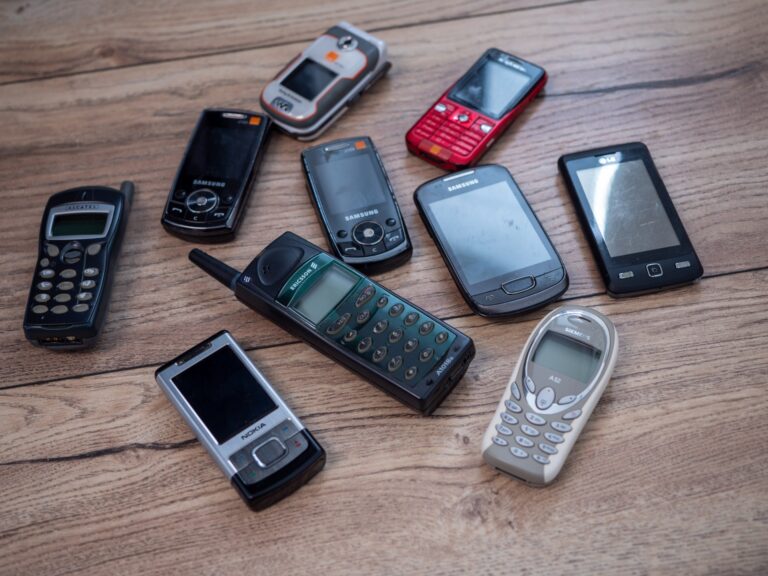 نمو سوق الهواتف التقليدية بين اعتزال الإنترنت وخوف من رقابة البيانات
