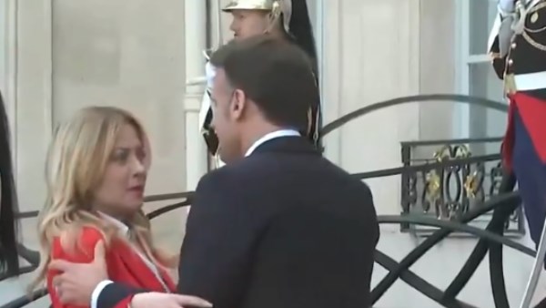 قبلة غير متوقعة من ماكرون تُحرج ميلوني وتخلق جدلاً دولياً في الإليزيه