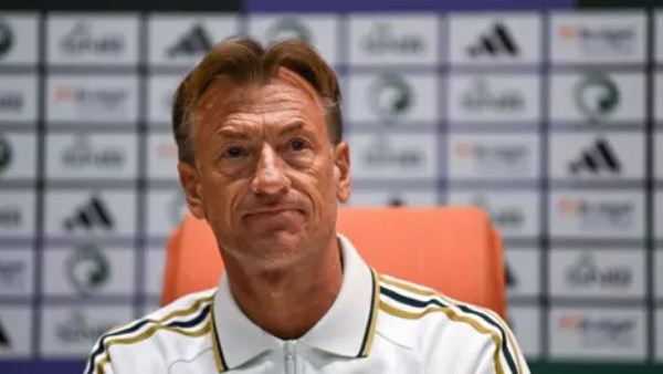 الأهلي يجري محادثات مع رينارد بينما تصر الإدارة على الحفاظ على الطاقم الفني الحالي