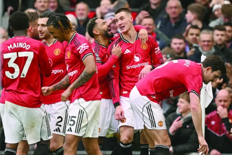 التحدي يشتد.. مانشستر يونايتد يلتقي ليدز في مباراة مثيرة بالدوري الإنجليزي