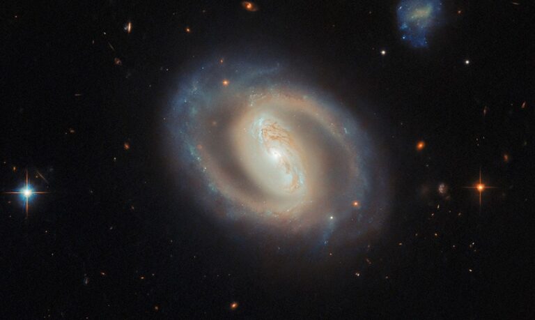 تلسكوب هابل يكشف عن مشهد رائع لمجرة نشطة تحتوي على ثقب أسود ضخم في مركزها