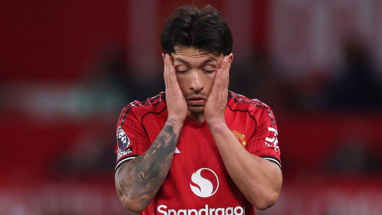 مانشستر يونايتد يتعرض لحرج كبير في ملعبه: طرد مفاجئ لليساندرو مارتينيز