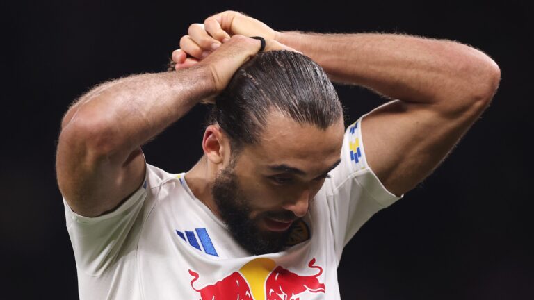 دومينيك كالفرت-لوين يتحدث عن حادثة شد الشعر مع ليساندرو مارتينيز ويفاجئ الجميع بعدم وجود ضغينة