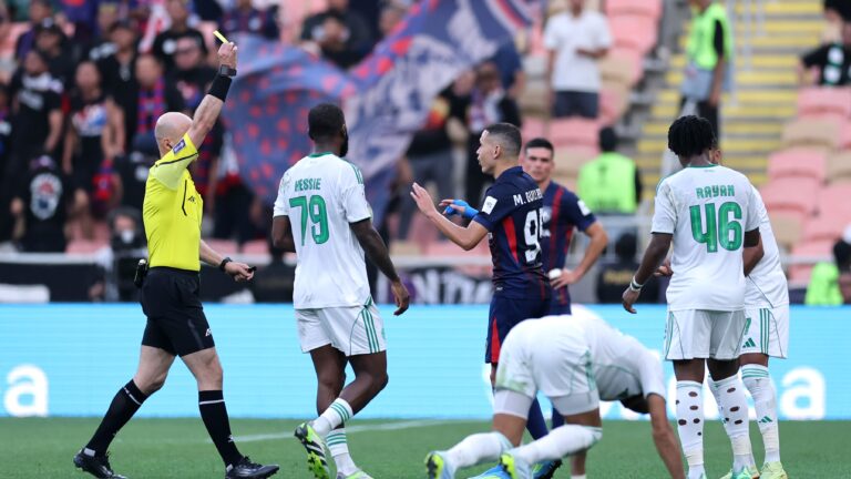 شاهد فيديو| توضيح مليء بالتفاصيل حول حادثة قائد جوهور في مباراة الأهلي