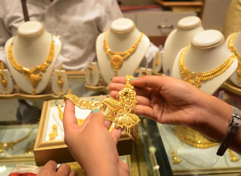 عشرات السيدات يتوجهن إلى الجهات الأمنية بعد شرائهن مجوهرات مزيفة بملايين السنتيمات