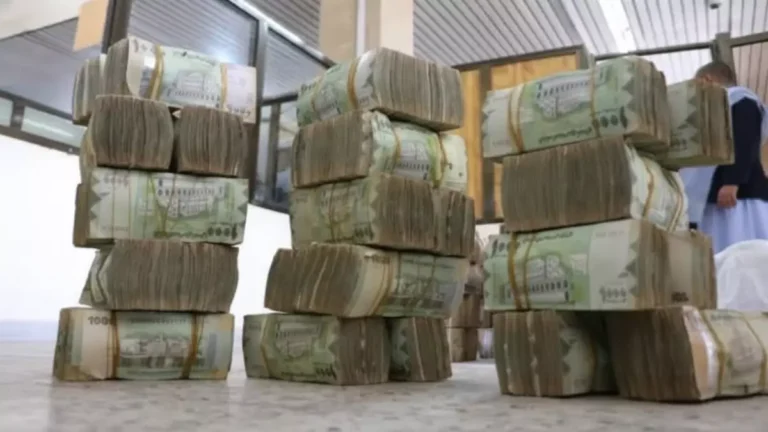 أسعار الصرف في اليمن اليوم تشهد ارتفاعاً خطيراً – الدولار يصل إلى 1816 ريال والفجوة تتسع!