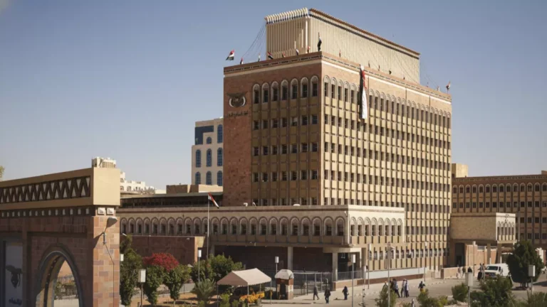 البنك المركزي في صنعاء يثبت أسعار الصرف عند مستويات مدهشة – هل هو إنقاذ للاقتصاد أم بداية أزمة جديدة؟