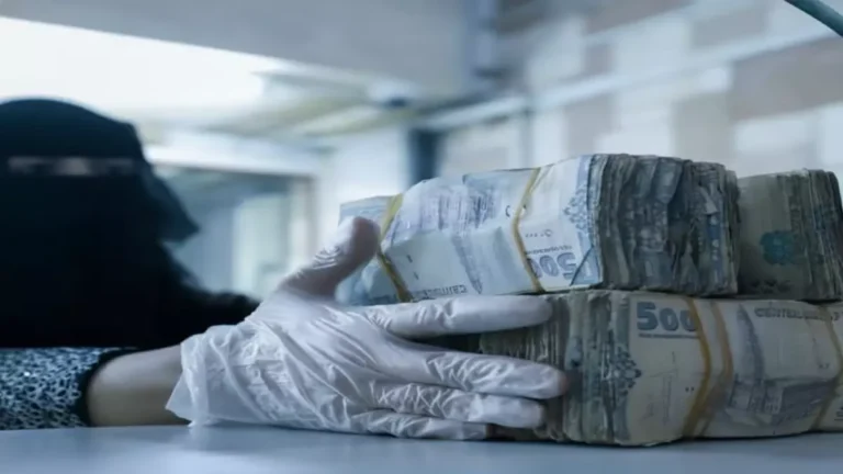 اختلاف مذهل في أسعار الصرف بين عدن وصنعاء اليوم… الدولار يُسجل ثلاثة أضعاف!