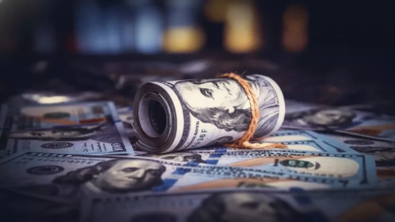 انخفاض مدهش لأسعار الصرف في اليمن… الدولار يسجل 1632 في عدن بينما يبلغ 522 في صنعاء!