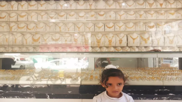 أسعار الذهب في اليمن تشهد قفزة مذهلة… الاختلاف الغريب بين صنعاء وعدن يثير تساؤلات الخبراء!