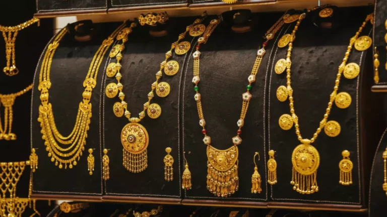 أسعار الذهب في اليمن تشهد تراجعًا حادًا… الجرام يصل إلى 63 ألف ريال والاقتصاديون ي caution!