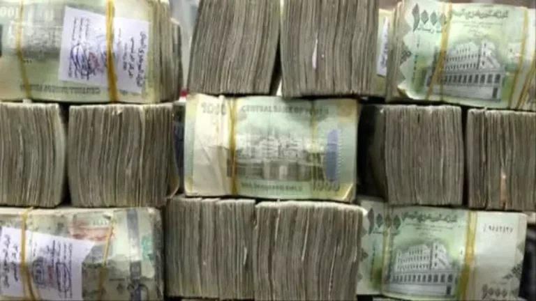 أسعار الصرف في اليمن تظهر تبايناً مخيفاً… الدولار في عدن يصل إلى 1633 بينما في صنعاء 540!