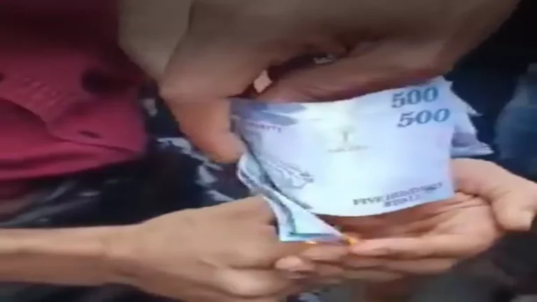 احتجاجات عنيفة في عدن تتسبب في إحراق أوراق نقدية سعودية وسط تصاعد الغضب ضد التدخل السعودي