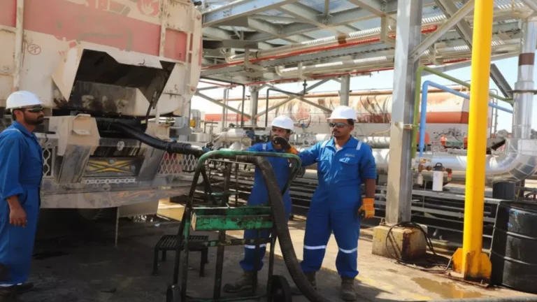 السعودية تقدم منحة نفطية ضخمة بقيمة 81 مليون دولار لدعم قطاع الكهرباء في اليمن بـ339 مليون لتر لصالح 70 محطة