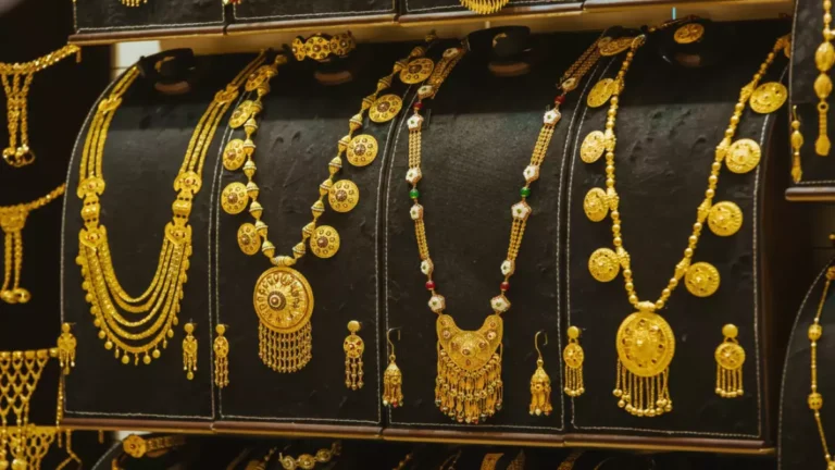 انخفاض غير مسبوق في أسعار الذهب في اليمن… الفجوة المذهلة بين صنعاء وعدن تثير تساؤلات الخبراء!