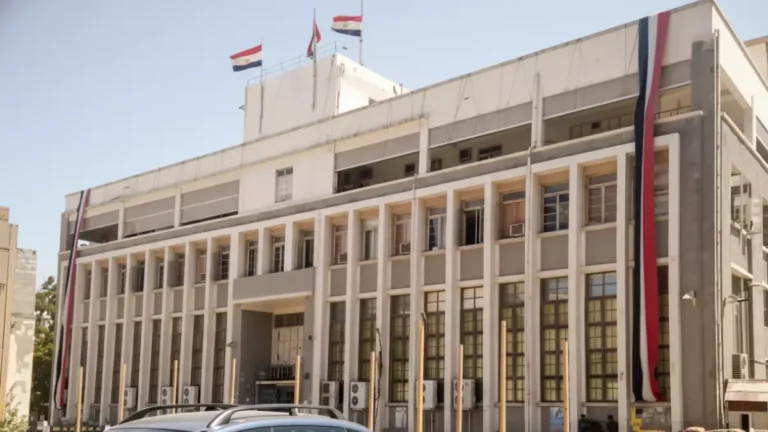 كبار تجار العملة يتخذون قراراً سرياً يقود إلى أزمة سيولة حادة وتصاعد النتائج الكارثية