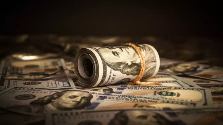 استقرار سعر الدولار في اليمن عند 1573 ريال وما ينتظر العملة خلال الساعات المقبلة