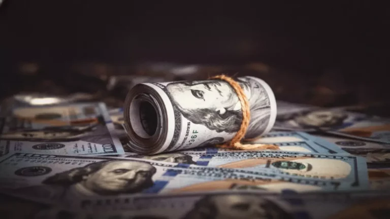 ارتفاع مذهل في أسعار الدولار – فروقات تصل إلى 1000 ريال بين المناطق اليوم