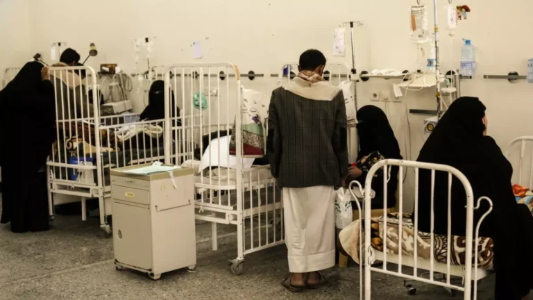 كارثة صحية تلوح في الأفق تهدد 453 مستشفى في اليمن وملايين المرضى في خطر