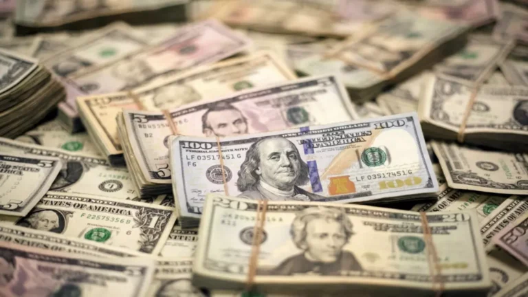 ارتفاع مفاجئ في سعر الدولار اليوم – 53.52 جنيه يثير تساؤلات حول خطط البنوك!