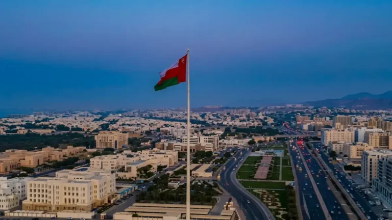 وزارة العمل في سلطنة عمان تلغي نظاماً عمالياً معروفاً وتطرح بديلاً جديداً يمنح فرصة 30 يوماً فقط