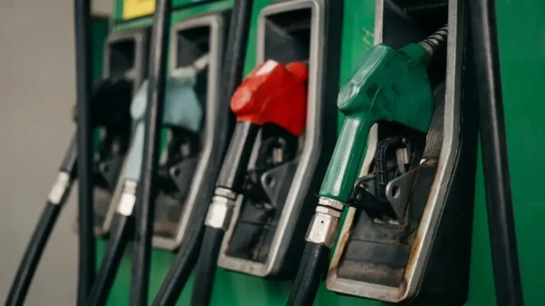 استقرار أسعار البنزين في السعودية منذ 2021 وسط ارتفاع مفاجئ للديزل بنسبة 7.8% يثير القلق