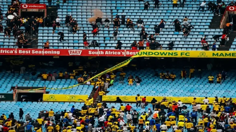 جماهير الترجي تثير الفوضى برمي الحكم الجزائري بزجاجات المياه وسط تحذيرات صارمة من الكاف