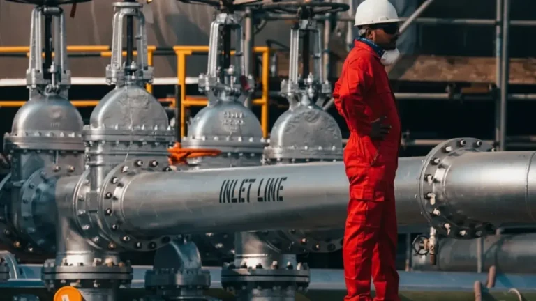 السعودية تكشف عن الخيار المثير بدلاً من هرمز… تفاصيل مفاجئة حول مشاريع النفط في حضرموت والمهرة للحد من السيطرة الإماراتية!