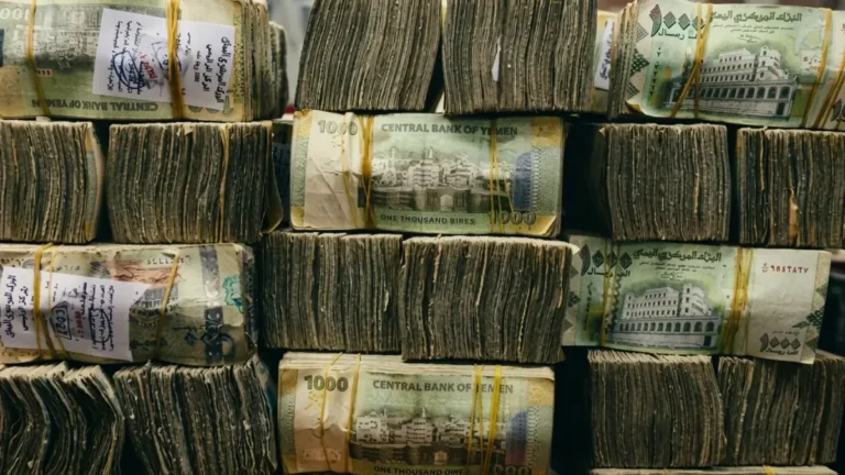 انهيار مدوٍ لأسعار الدولار في اليمن… الريال يتعرض لانتكاسة خطيرة بين عدن وصنعاء!