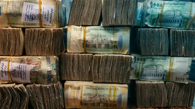 ارتفاع مقلق في فرق سعر الدولار بين عدن وصنعاء يتجاوز 1000 ريال.. اكتشف أحدث أسعار الصرف اليوم