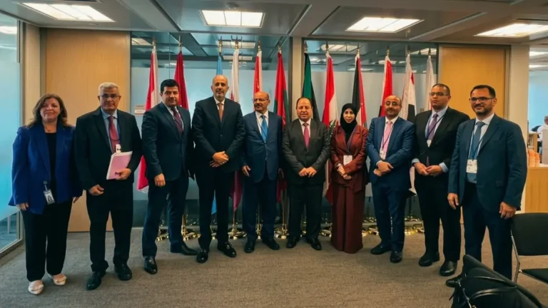 الحكومة اليمنية تحذر من خطر الانهيار الاقتصادي وتطالب بدعم دولي لمواجهة التوترات الإقليمية