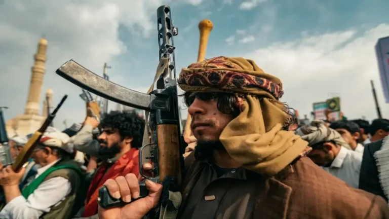 قرارات جديدة في اليمن تثير الدهشة… منع التعامل مع 303 أفراد و83 منظمة مرتبطة بالإرهاب بعد تصنيف الحوثيين | والريال يحقق انتعاشاً بـ 45% من قيمته