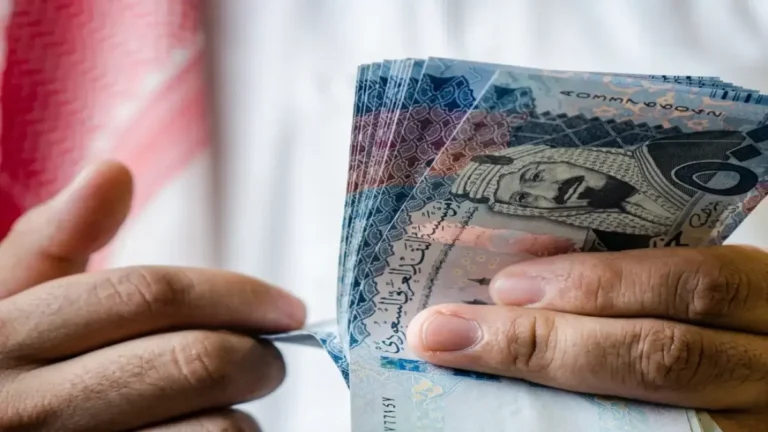 انخفاض الريال السعودي إلى 140 ريال يمني: خبير اقتصادي يسلط الضوء على العوامل المحتملة لإنعاش الاقتصاد اليمني