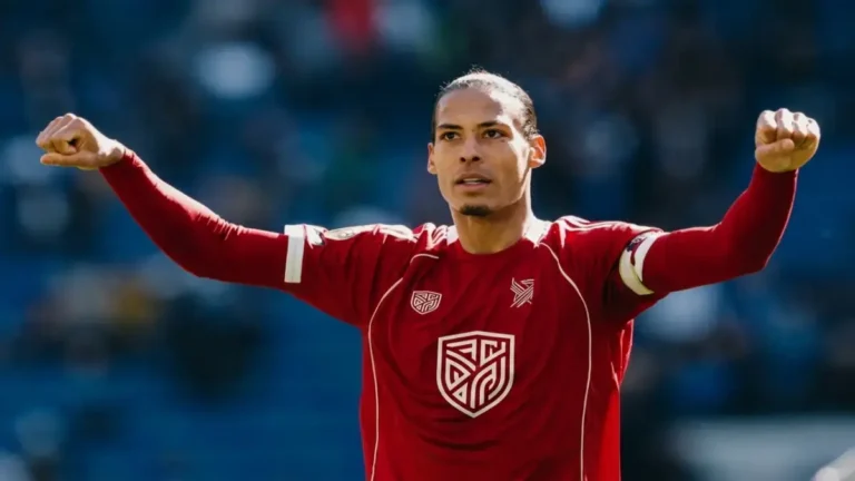 فان دايك يحقق الفوز على إيفرتون في الدقيقة الأخيرة وصلاح يتألق والريدز يسعون لتحقيق المجد!