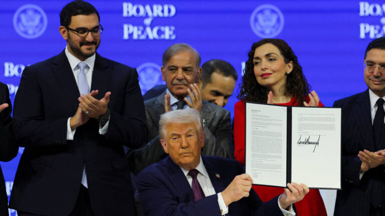 ما هي الأسباب وراء تردد بريطانيا في الانضمام لمجلس السلام في عهد ترمب؟