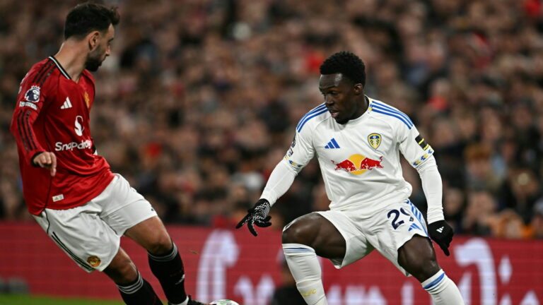 ليدز يرفع راية النصر أمام مانشستر يونايتد في عقر داره بالدوري الإنجليزي