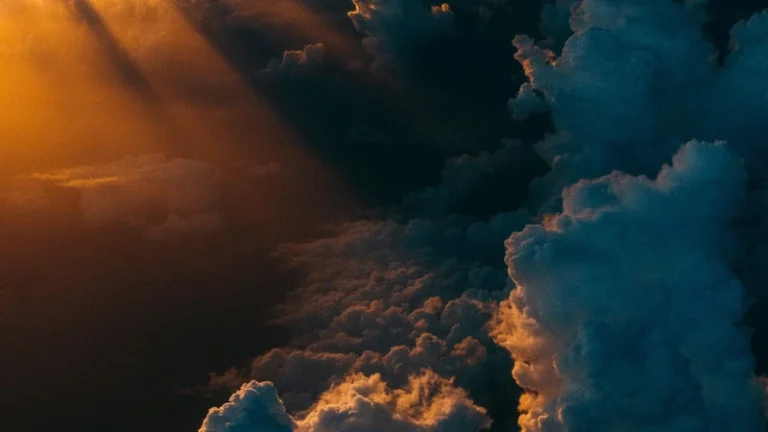 عواصف رعدية عنيفة تضرب 8 دول عربية خلال عطلة نهاية الأسبوع