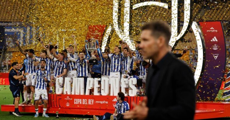 تجاوز خيبة كوبر.. سيميوني يتجنب الحديث عن أرسنال بعد خسارة الكأس