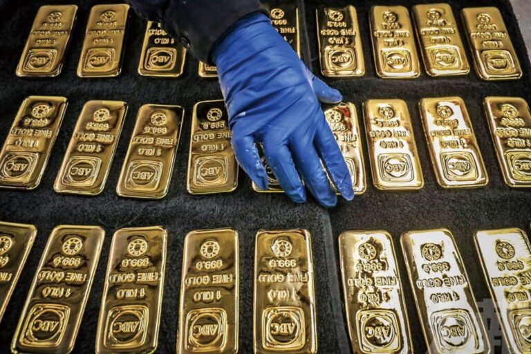 أسعار الذهب تشهد استقرارًا قريبًا من ذروتها الشهرية.. هل سيتواصل صعودها؟